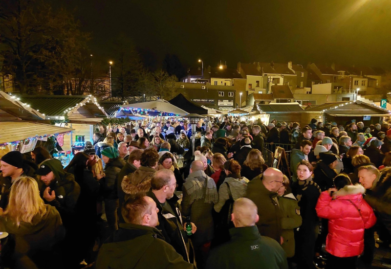 kerstmarkt met veel volk in Dilbeek centrum