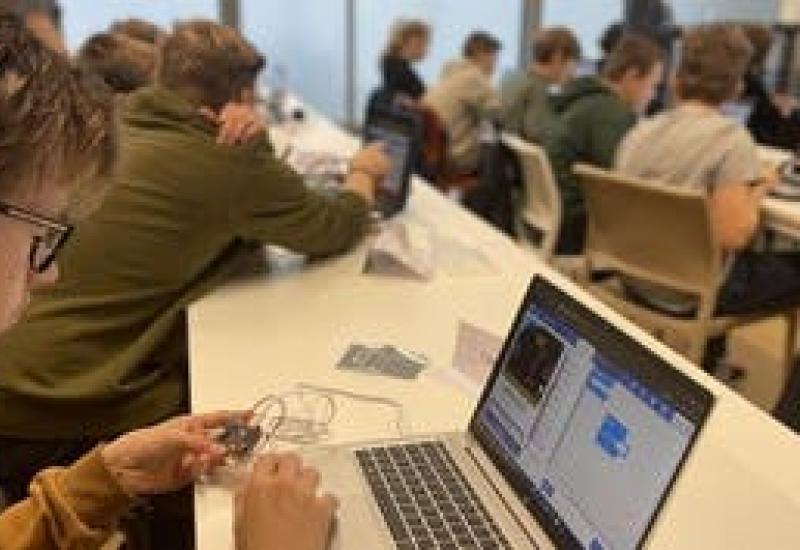 Programmeren in JavaScript, HTML en CSS met CodeFever in jouw buurt - E-Riders Level 2 © VZW CodeFever